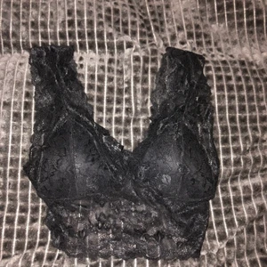 Super fin spets bh! - Från Lindex, är lite för stor för mig därför säljer jag😊 knappt använd och mycket fint skick, passar s-m😊