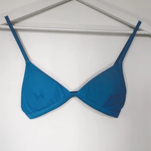 Blå bikini överdel - Säljes pågrund av att den blev för liten innan jag hunnit använda den:/ nypris 150kr men säljes för 120kr eftersom att den fof är i nyskick