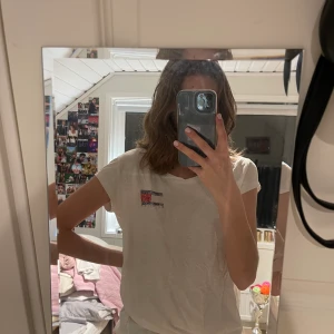 Tommy hilfiger - Vit t-short från Tommmy Hilfiger med märker på ena bröstet. 