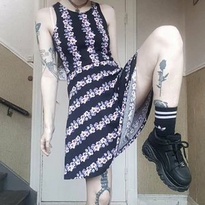 🌸Svart klänning med blommönster! 🌸 - Skitsnygg svart klänning med blommönster! Dunderfin med typ nätstrumpbyxor och docs 😌🕷 Välanvänd men i fint skick! På sin höjd lite tvättpåverkad Storlek S  50kr 