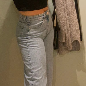zara jeans! - Skit snygga högmidjade, wideleg jeans från Zara! Sitter bra i längden på mig som är ca 160cm. Andvända ett fåtal gånger bara!