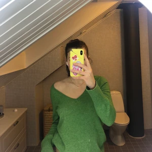 GRÖN TRÖJA!  - V-ringad stickad Esprit tröja i grön. Lite nopprig på armarna annars fräshh. Färgen syns bäst på spegelbilden, jag har vanligtvis stl s/m.                         (Köpt på secondhand) 