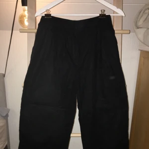 Svarta culottebyxor i linne - Linnebyxor i culottemodell. Endast använda några gånger så i väldigt bra skick. Fler bilder finns:))