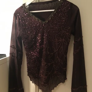 Tröja - Jättefin lila/brun tröja i ett ”blus” tyg, fina detaljer, utsvängda armar, frakt +44✨