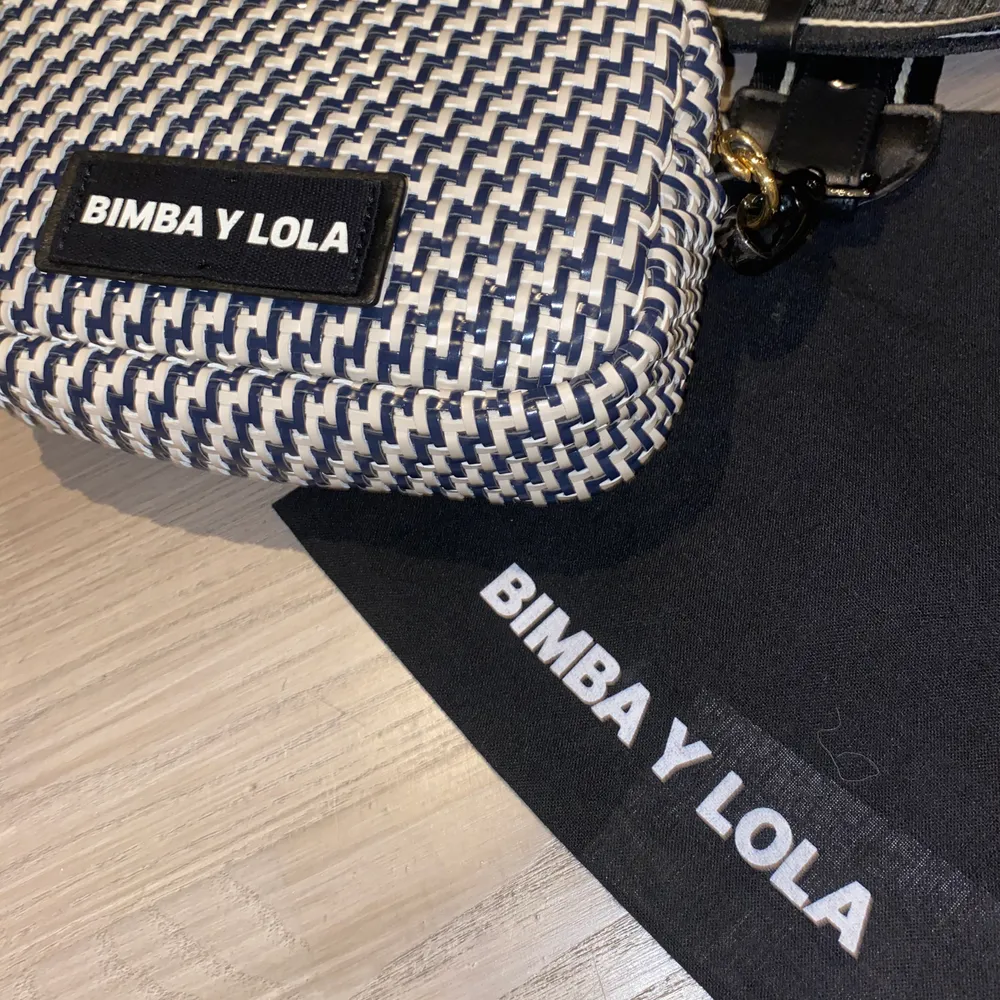 Säljer denna sjukt fina väskan från BIMBA Y LOLA med ett jättefint väskband från ilse Jacobsen. Får plats med det man behöver och är något unik så tror inte så många har den. 🧸💕Väskan kostar 1000kr i nypris och väskbandet 700kr. . Väskor.