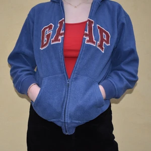 GAP fleece - sååå skön kofta/fleece från GAP! väldigt bra kvalité😍passar M bäst men är lite kort i armarna på mig och därför säljer jag (är 176 cm lång)💘frakt ingår i priset