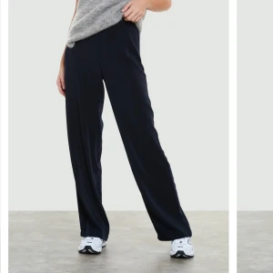 Bilbok byxor - Säljer mina helt nya byxor från Bikbok, aldrig använda, köpta i fel storlek💕 frakten är intäknad i priset