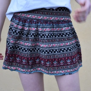 gullig kjol - sååå gullig kjol från Hollister. passar perfekt på en sommardag och på stranden🥰 har resor där bak så passar S-M. extremt skön🧡