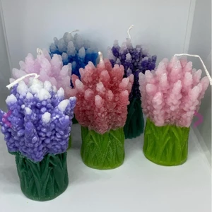 Souvenir ljus "Lavendel" - Mått: 10,5cm.  Material: 100% Paraffin.  