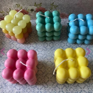 Souvenir ljus "Volumetric kub" - Mått: 6x6cm. Material: 100% Paraffin. Brinntid: 20 timmar per ljus.