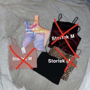 Olika croppade linnen🌸 - Säljer ett gäng olika croppade linnen, perfekt att ha under en kofta, eller bara som dem är🦋 50kr/st✨