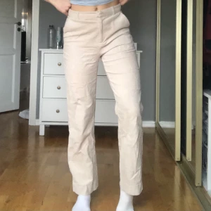 Snygga Manchester-byxor- andvända endast ett fåtal gånger - Beigea byxor från Lindex- raka i modellen