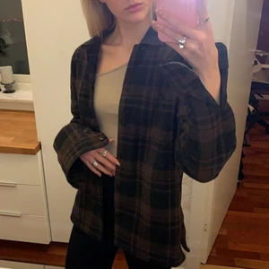 BRUN JEANSJACKA  - Brun jeansjacka med en vintage look, nypris: 1000kr. 