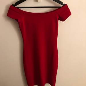 Röd tajt klänning från BikBok i storlek XS. Säljer då jag knappt använt den för den har för tajt passform. inga synliga skador. 70,5cm lång. 