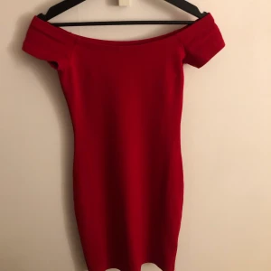 Röd klänning från Bik Bok.  - Röd tajt klänning från BikBok i storlek XS. Säljer då jag knappt använt den för den har för tajt passform. inga synliga skador. 70,5cm lång. 