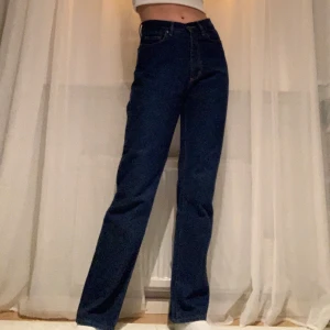 Lois jeans strl:28/32 - Mörkblåa Lois jeans. Strl:28/32. Jag är 173! Fraktkostnaden står köparen för!😊