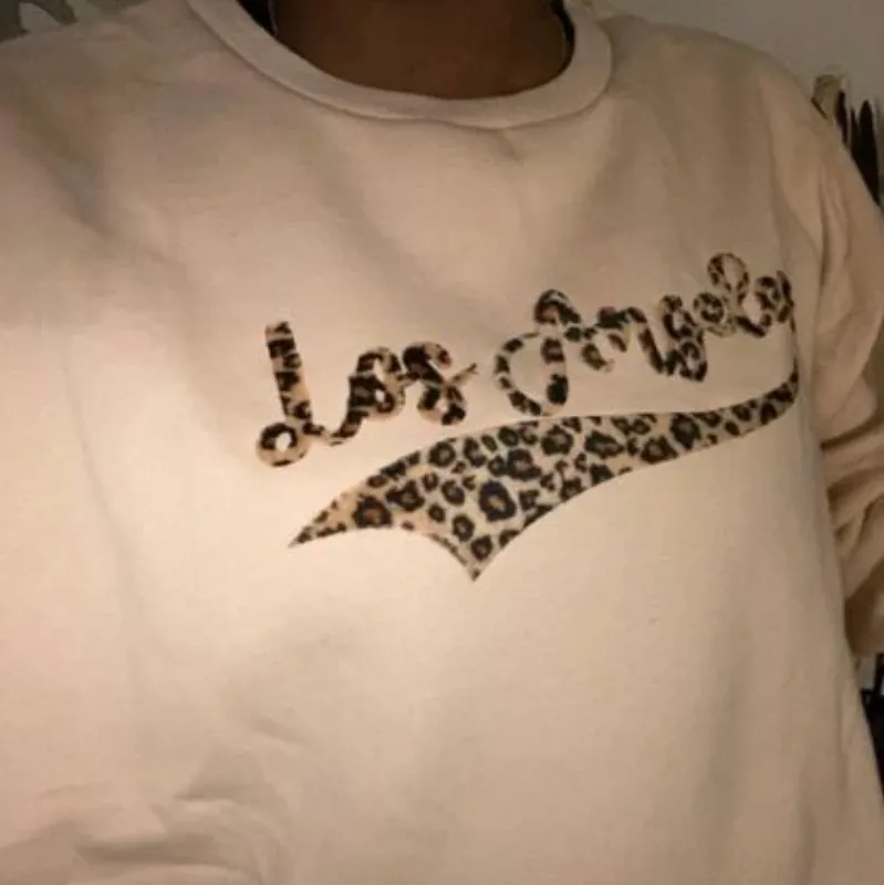 Beige tröja med leopard print. Super snygg och använd fåtal gånger. Nästan som ny 150 kr.Buda i kommentarerna minst 10 kr. Hoodies.