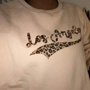 Beige tröja med leopard print. Super snygg och använd fåtal gånger. Nästan som ny 150 kr.Buda i kommentarerna minst 10 kr