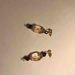 Guld örhängen  - Guld örhängen med pärlor :)