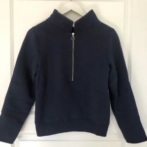 Acne studios tröja - Vad: Tröja med krage & zip-up kan bäras åt Bägge håll (enligt personalen på acne archive)  Material: bomull/poly Färg: navy blå Strl: XXS (jag har storlek S och den sitter perfekt på mig) Skick: Använd men inget att anmärka på. Lite ytludd som man kan se på bild 2. 