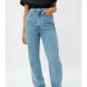 Weekday row jeans  - Supersnygga jeans men passar tyvärr inte på mig, köpte domhär på Plick men de var för stora för mig. Frakten kostar 63 kr, men jag bjuder på halva priset på frakten. Spårbar frakt! Dom passar mig perfekt i längden som är 163. Skriv för mer bilder!