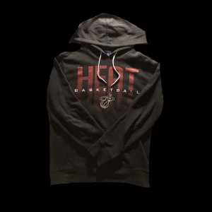 Miami Heat Basketball Hoodie - Följ oss på instagram för massor av snygg vintage @kompisar_secondhand