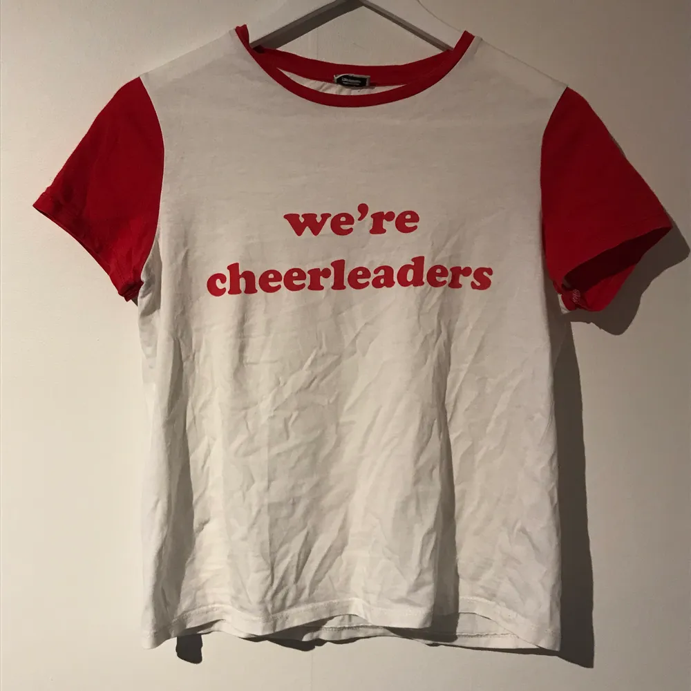 Rolig t-skirt om en är cheerleader. Är från Italien så storleken är lite liten.. T-shirts.