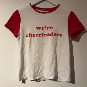 T-shirt  - Rolig t-skirt om en är cheerleader. Är från Italien så storleken är lite liten.