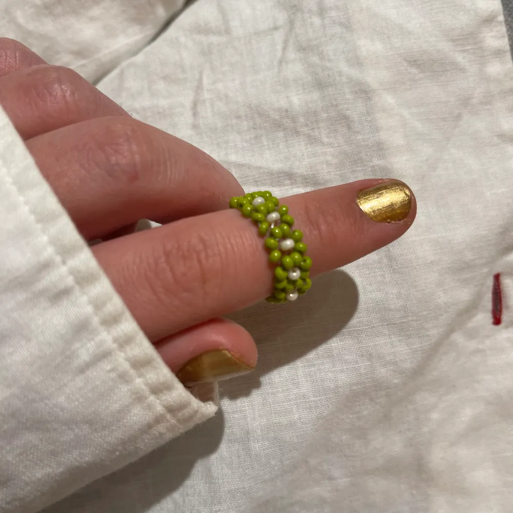 Supergullig och trendig grön/vit ring gjord av mig. Gör varje outfit lite snyggare! . Accessoarer.