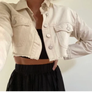 Cropped jacka från missguided - Så galet snygg jacka från missguided, men som tyvärr inte kommit till användning då jag har en liknande i vit!      Nypris 399:-  Storlek 36 
