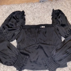 finare topp - HM - SÅÅÅ SJUKT FIN TOPP!! Men för liten på mig, storlek 34. Helt oanvänd & köpt på hm. 