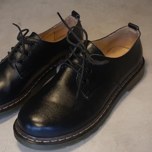 Låga skor  - Storlek 39, toppskick! Använda kanske 1 gång då dem är för små för mig! 