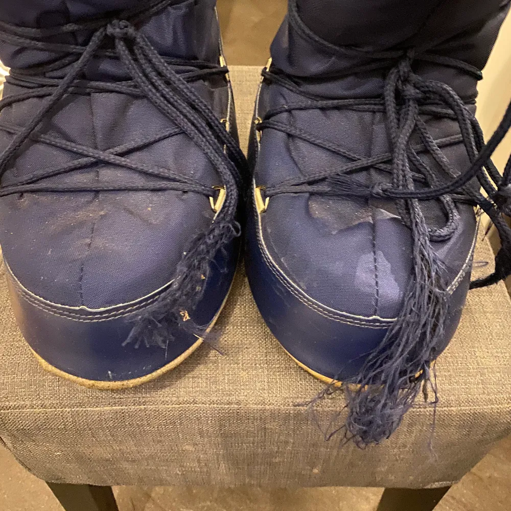 Marinblåa moonboots som är några år gamla. Slitna på snörena och lite smutsiga där fram. Annars bra skick. Kan skicka fler bilder vid önskan. Buda i kommentarerna! . Skor.