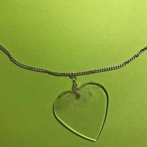 hjärt halsband  - Ett genomskinlig skit coolt halsband