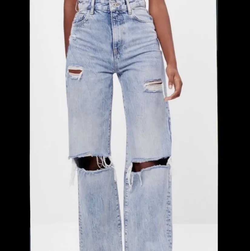 Säljer nu dessa skitsnygga jeans då de inte kommer till användning. Knappt aldrig använda och i fint skick💗Frakt tillkommer.. Jeans & Byxor.