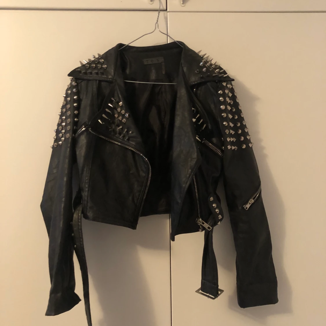 Skinnjacka med nitar