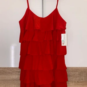 Klänning  - Helt ny med prislapp