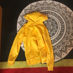 Hoodie från carlings - Fin gul hoodie storlek xs