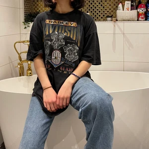 Oversized t-shirt - Tröjan är i bra skick, säljs för att har ej fått någon användning av den på senaste!