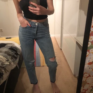 Momjeans  - Momjeans med slitna knän, knappar istället för gylf, aldrig använda men superbekväma!