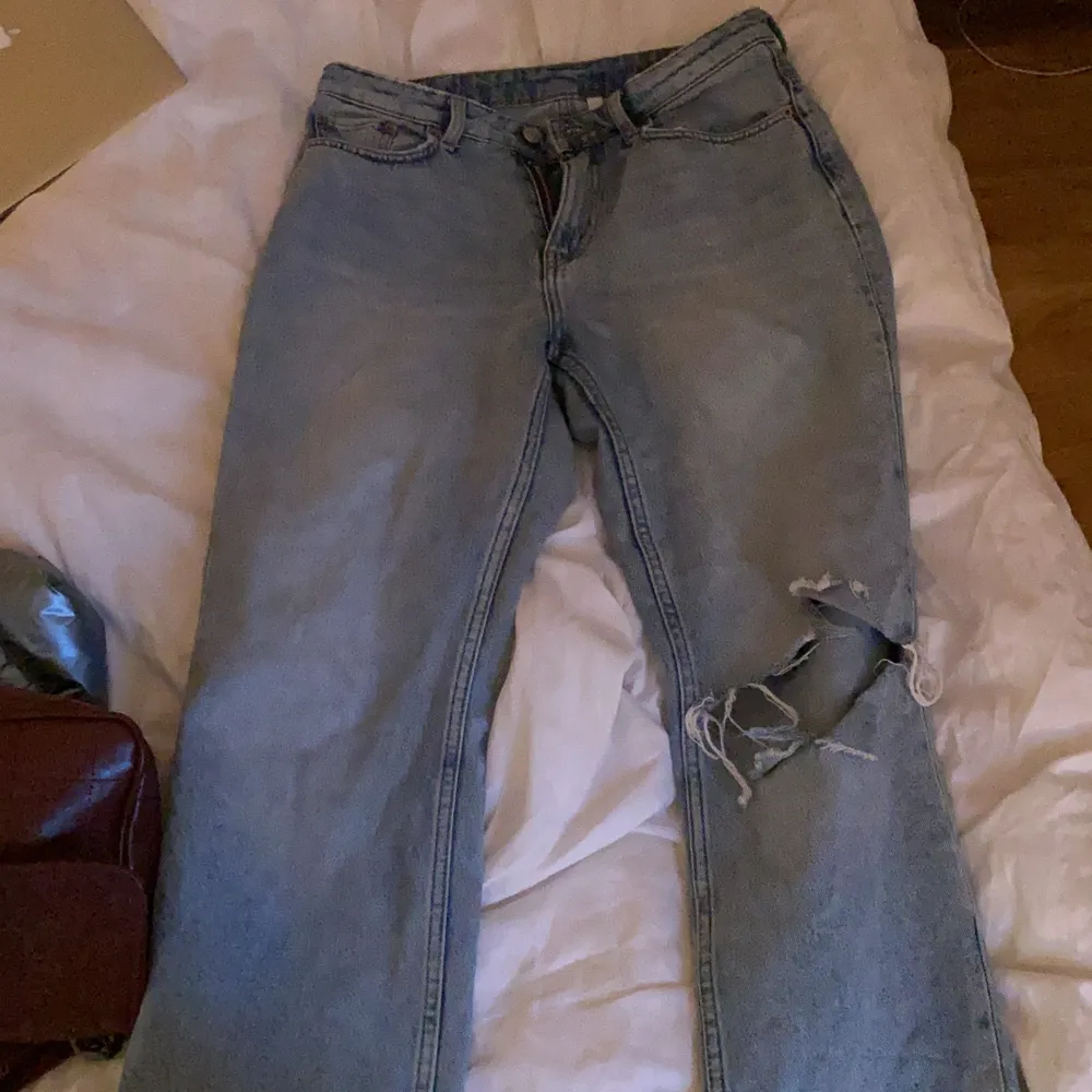 Säljer dessa jeans i modellen Voyage från weekday. Har använt dom mycket men är i bra skick. Har klippt hålet själv. Storlek 28/28 och sitter hyfsat tajt på mig. Är 160 så skulle passa någon som är lite mindre. 100+frakt . Jeans & Byxor.
