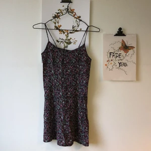 Linne/klänning - Söt blommig  klänning från hm, fint skick🌼🌼 är ganska kort så har använt den som ett linne 
