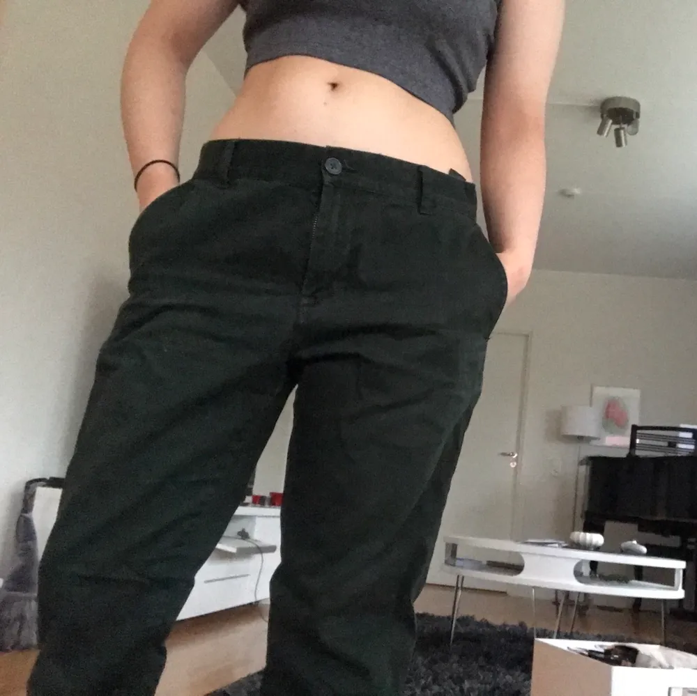 Ett par gröna jeans i ett någorlunda mer mjukt material. Sitter fint på höfterna och passar bra med en kortare topp. Jättesköna att ha på och enkelt att röra sig i dem!. Jeans & Byxor.