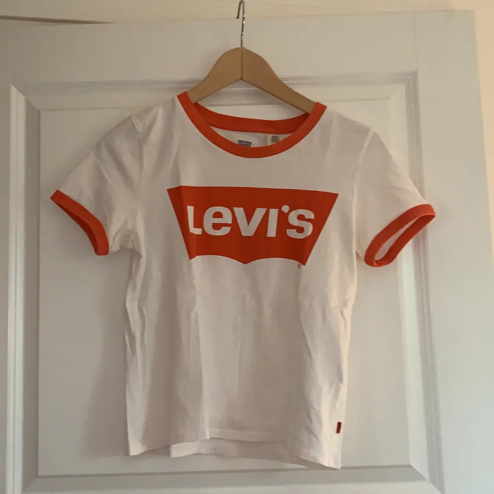 Supersnygg t-Shirt från Levis i storlek XS med logotyp fram. Använd några fåtal gånger, inga defekter. Säljer för 70kr. . T-shirts.
