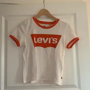 Supersnygg t-Shirt från Levis i storlek XS med logotyp fram. Använd några fåtal gånger, inga defekter. Säljer för 70kr. 