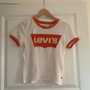 Levis T-Shirt Dam Logo - Supersnygg t-Shirt från Levis i storlek XS med logotyp fram. Använd några fåtal gånger, inga defekter. Säljer för 70kr. 