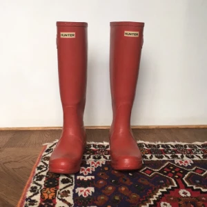  - Hunterboots I rött.   Köparen betalar eventuell frakt
