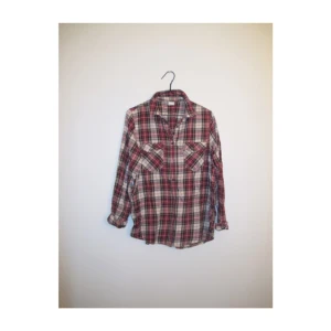  - Rutig skjorta från Gina Tricot i storlek 36. Använd 1 gång! Frakt 42kr ✨