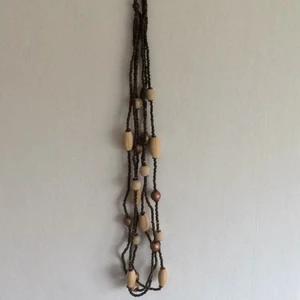  - Halsband i trä 