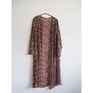  - Transparent långkofta, ONE SIZE. Använd 1 gång. Frakt 28kr ✨